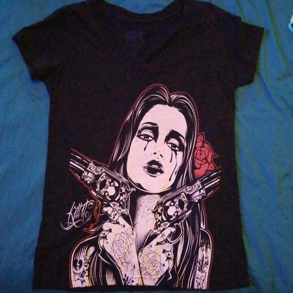 Women black tee picture art
